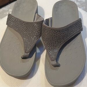 Vionic Capitola Thong Sandals Gray Studded Womens Size 9